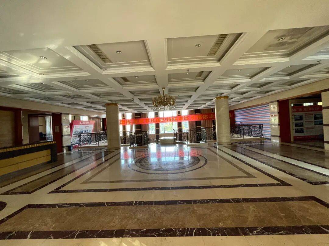 3256平米別墅288萬(wàn)起拍<strong></p>
<p>宏鑫機(jī)械設(shè)備有限公司
</strong>，單價(jià)不到900元，內(nèi)景配置曝光，目前0人報(bào)名；拍賣商回應(yīng)：在開(kāi)發(fā)商名下，想通過(guò)拍賣吸引更多人參與:宏鑫機(jī)械設(shè)備有限公司
