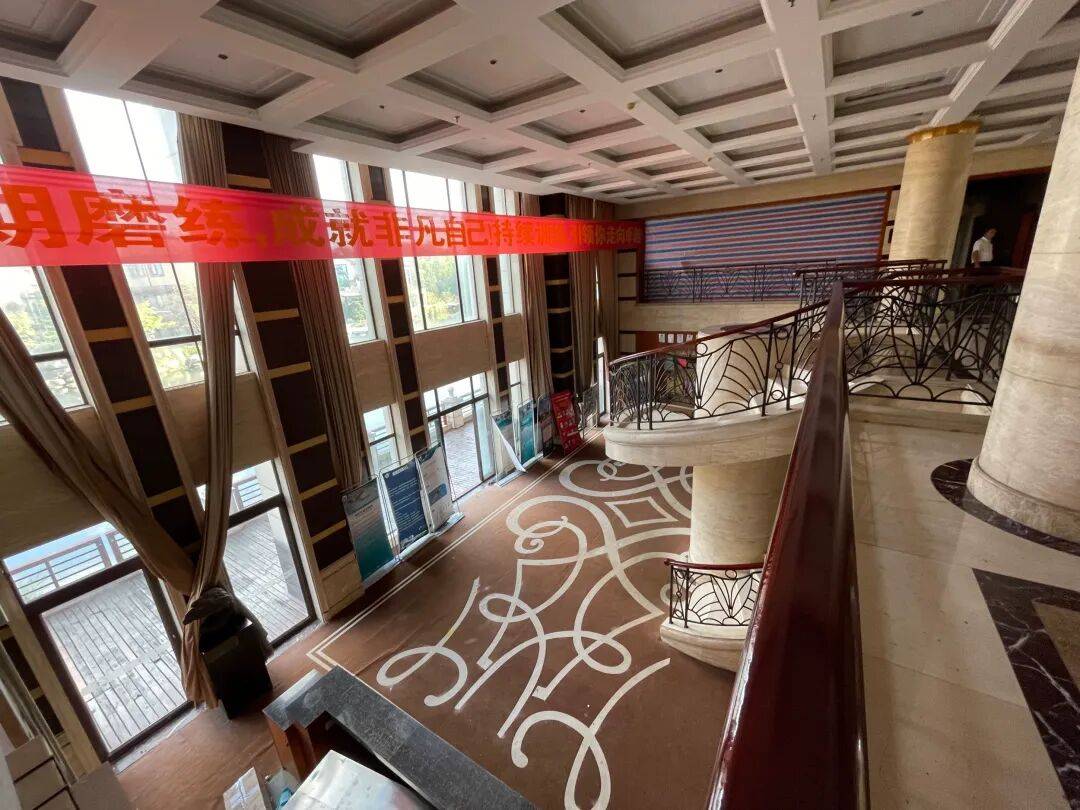 3256平米別墅288萬(wàn)起拍<strong></p>
<p>宏鑫機(jī)械設(shè)備有限公司
</strong>，單價(jià)不到900元，內(nèi)景配置曝光，目前0人報(bào)名；拍賣商回應(yīng)：在開(kāi)發(fā)商名下，想通過(guò)拍賣吸引更多人參與:宏鑫機(jī)械設(shè)備有限公司
