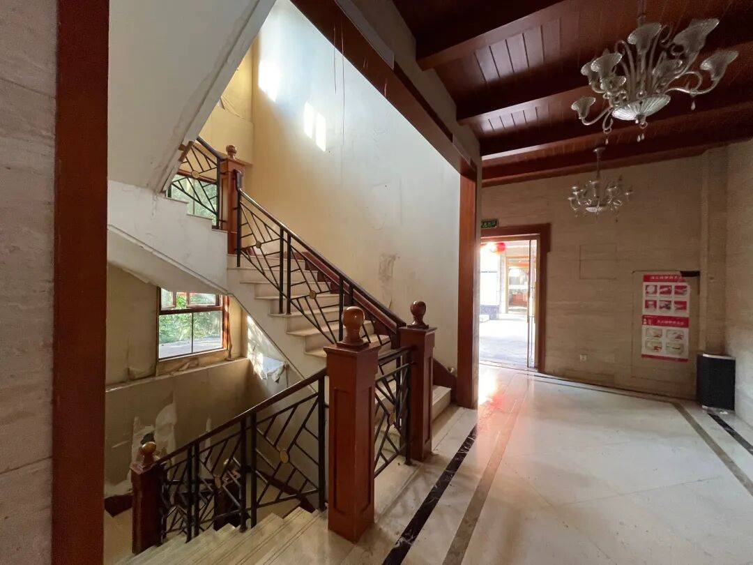 3256平米別墅288萬(wàn)起拍<strong></p>
<p>宏鑫機(jī)械設(shè)備有限公司
</strong>，單價(jià)不到900元，內(nèi)景配置曝光，目前0人報(bào)名；拍賣商回應(yīng)：在開(kāi)發(fā)商名下，想通過(guò)拍賣吸引更多人參與:宏鑫機(jī)械設(shè)備有限公司
