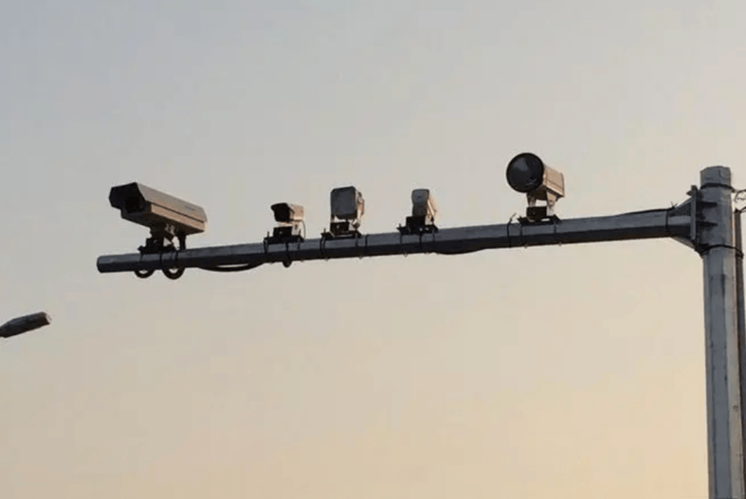 重慶一地交通標(biāo)志設(shè)置不合理致5814次“被違章” 當(dāng)?shù)鼐剑褐匦略O(shè)置標(biāo)志:宏鑫機(jī)械設(shè)備有限公司
