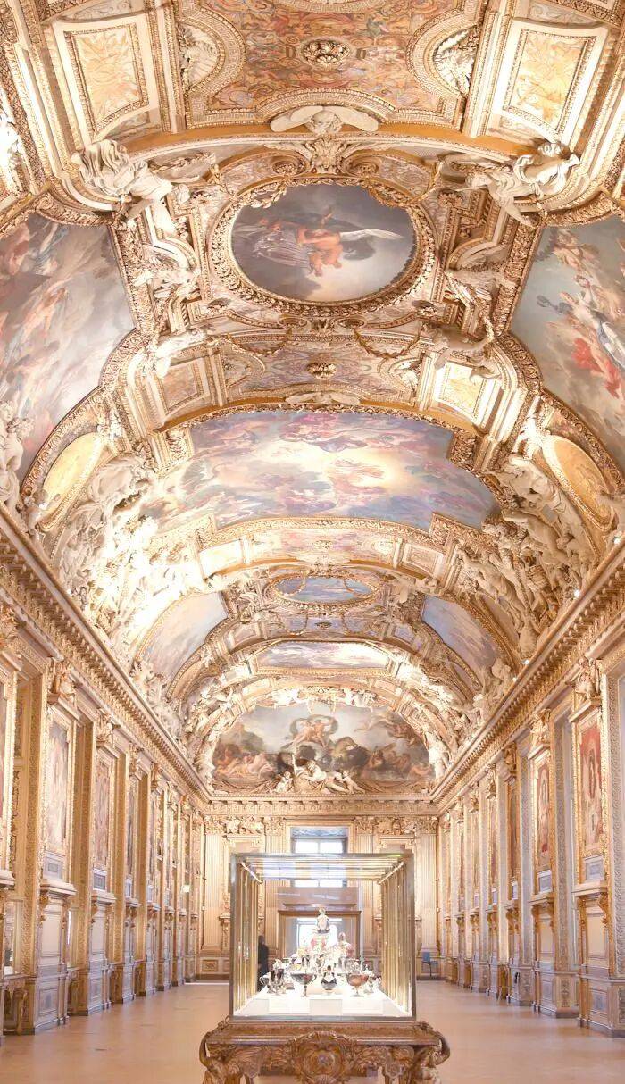 法國盧浮宮多件藏品被盜最新消息：一件文物在博物館外被發(fā)現(xiàn)時(shí)已損毀<strong></p>
<p>宏鑫機(jī)械設(shè)備有限公司
</strong>，疑為歐仁妮皇后的皇冠:宏鑫機(jī)械設(shè)備有限公司
