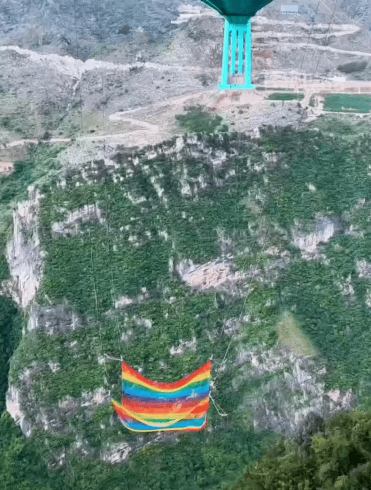 貴州花江峽谷大橋無繩蹦極引熱議<strong></p>
<p>宏鑫機(jī)械設(shè)備有限公司
</strong>，工作人員：20-50米高度自選，下方有160㎡安全網(wǎng)接住:宏鑫機(jī)械設(shè)備有限公司
