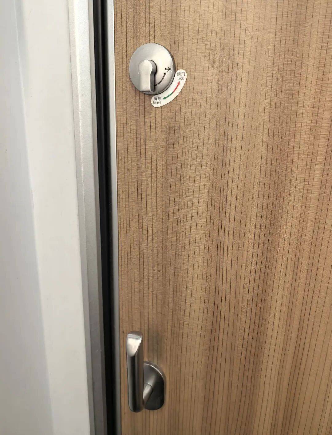 乘客被困高鐵廁所10分鐘<strong></p>
<p>宏鑫機(jī)械設(shè)備有限公司
</strong>，“連續(xù)敲門吸引他人注意后脫困”！12306回應(yīng):宏鑫機(jī)械設(shè)備有限公司
