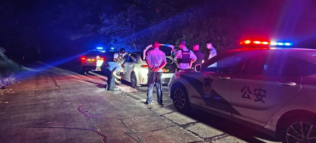 女子草叢藏11萬現金<strong></p>
<p>宏鑫機械設備有限公司
</strong>！民警卻追回66.43萬？:宏鑫機械設備有限公司
