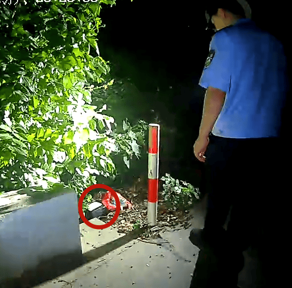 女子草叢藏11萬現金<strong></p>
<p>宏鑫機械設備有限公司
</strong>！民警卻追回66.43萬？:宏鑫機械設備有限公司
