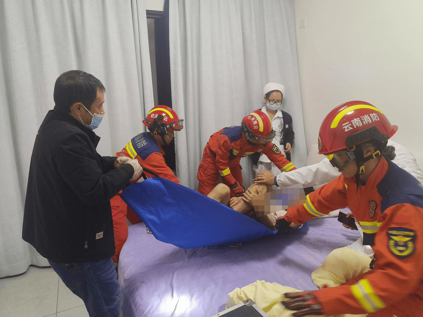 男子在家獨(dú)飲醉酒后凌晨打120求救 醫(yī)生敲門(mén)無(wú)人應(yīng)答，消防破門(mén)解救:宏鑫機(jī)械設(shè)備有限公司
