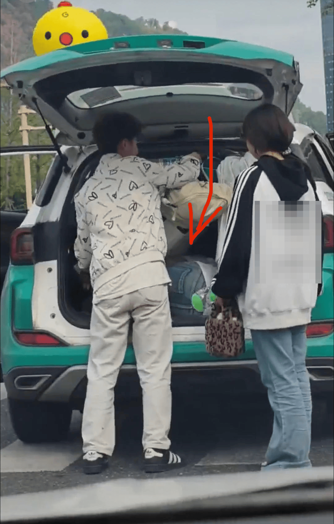 市民反映一乘客鉆進(jìn)出租車后備廂躲超載 宜賓警方：正在尋找當(dāng)事乘客<strong></p>
<p>宏鑫機(jī)械設(shè)備有限公司
</strong>，其行為涉嫌違法:宏鑫機(jī)械設(shè)備有限公司
