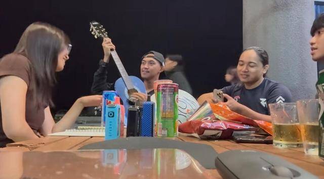 上海女生國外丟失手機<strong></p>
<p>宏鑫機械設(shè)備有限公司
</strong>，找回后發(fā)現(xiàn)多了兩段視頻，網(wǎng)友：結(jié)局意想不到……:宏鑫機械設(shè)備有限公司
