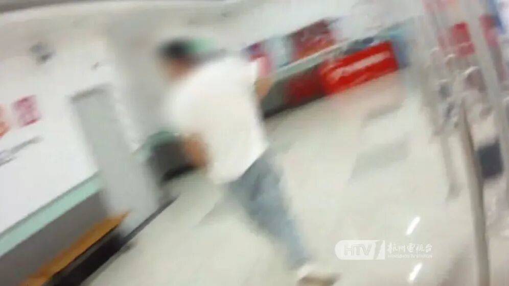 杭州男子為女友買10000元超市卡，被民警狂追10分鐘：“跑什么，是來保護你的！”:宏鑫機械設備有限公司
