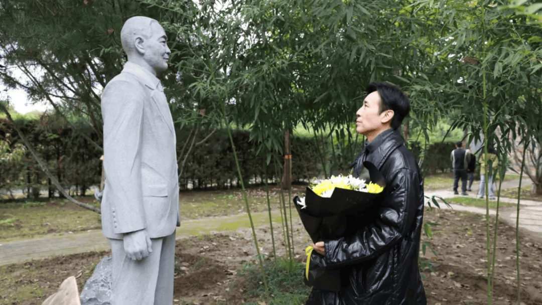 于和偉在吳石將軍墓前，只說了一句話:宏鑫機(jī)械設(shè)備有限公司
