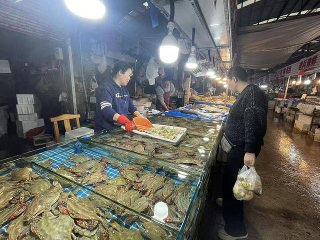 梭子蟹價(jià)格幾近腰斬<strong></p>
<p>宏鑫機(jī)械設(shè)備有限公司
</strong>！煙臺(tái)海鮮市場(chǎng)迎來(lái)“實(shí)惠期”:宏鑫機(jī)械設(shè)備有限公司
