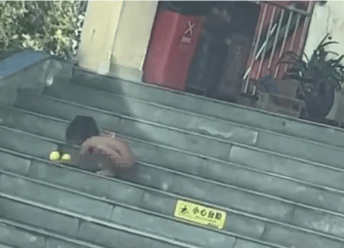 “野人小孩”最新進(jìn)展：小孩已被養(yǎng)成不穿衣服習(xí)慣，父母都沒工作，孩子沒上戶口，公安民政婦聯(lián)已介入:宏鑫機(jī)械設(shè)備有限公司
