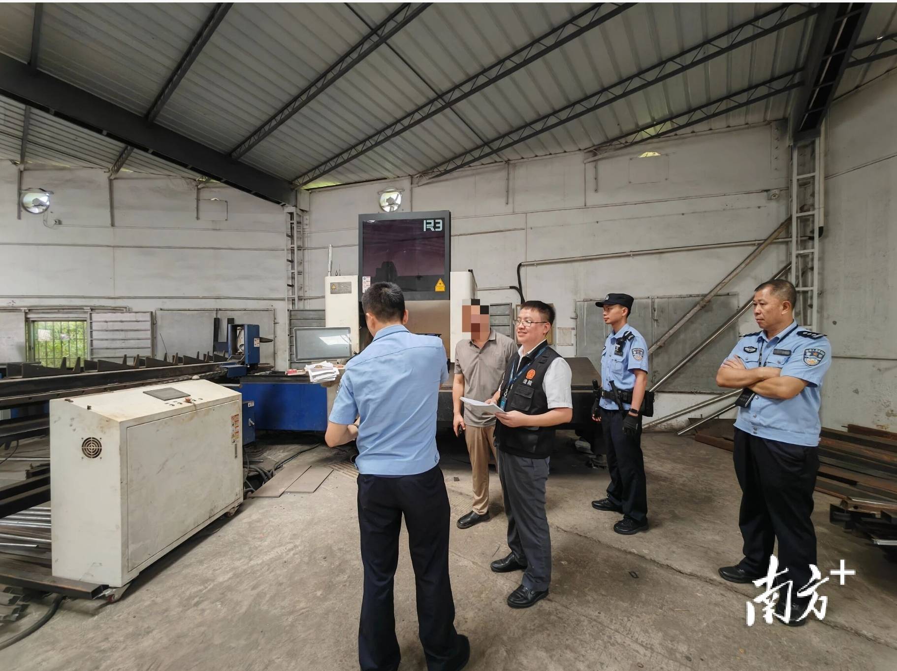 佛山法院聯(lián)動(dòng)?xùn)|莞公安<strong></p>
<p>宏鑫機(jī)械設(shè)備有限公司
</strong>，跨市追回被非法轉(zhuǎn)移查封財(cái)產(chǎn):宏鑫機(jī)械設(shè)備有限公司
