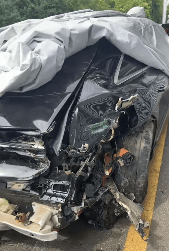 女高管花67萬買的奔馳今年投保52萬<strong></p>
<p>宏鑫機械設備有限公司
</strong>，被嚴重追尾后幾乎報廢，對方全責其保司卻只賠24萬：按二手車市場價評估:宏鑫機械設備有限公司
