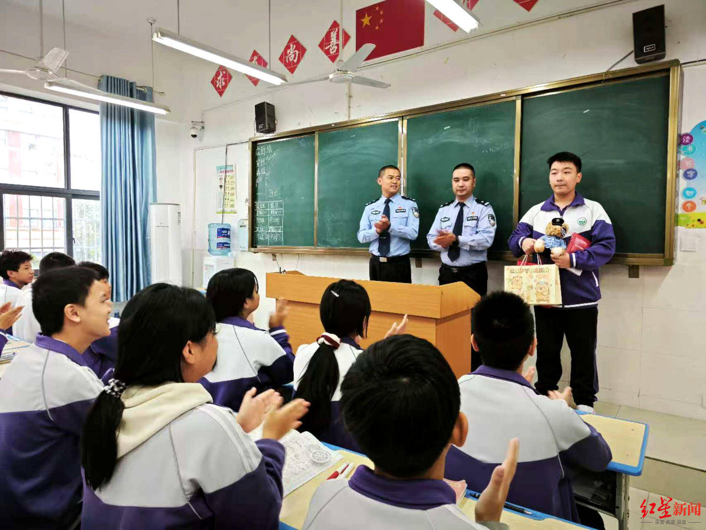 初二男生撿到1.4萬余元現(xiàn)金，淡定拍視頻后報警物歸失主，民警送“獎”到校園:宏鑫機(jī)械設(shè)備有限公司
