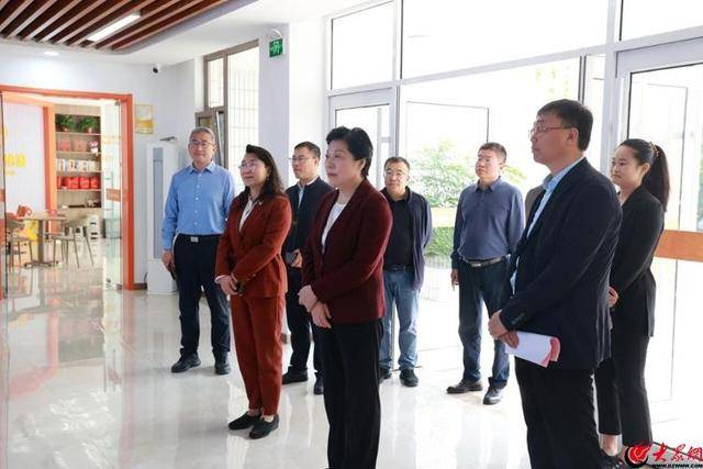 青島西海岸新區(qū)人大常委會(huì)黨組書記、主任佟海燕一行到紅石崖街道調(diào)研:宏鑫機(jī)械設(shè)備有限公司
