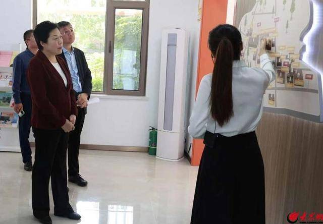 青島西海岸新區(qū)人大常委會(huì)黨組書記、主任佟海燕一行到紅石崖街道調(diào)研:宏鑫機(jī)械設(shè)備有限公司
