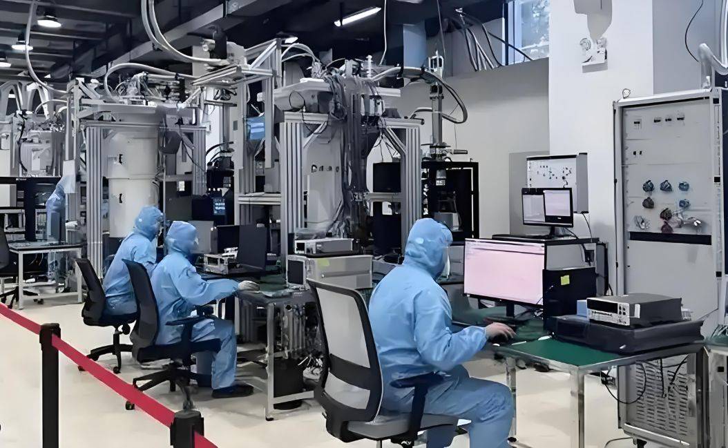 大快人心！美國的對(duì)華“芯片戰(zhàn)爭(zhēng)”<strong></p>
<p>宏鑫機(jī)械設(shè)備有限公司
</strong>，終于重傷自己:宏鑫機(jī)械設(shè)備有限公司
