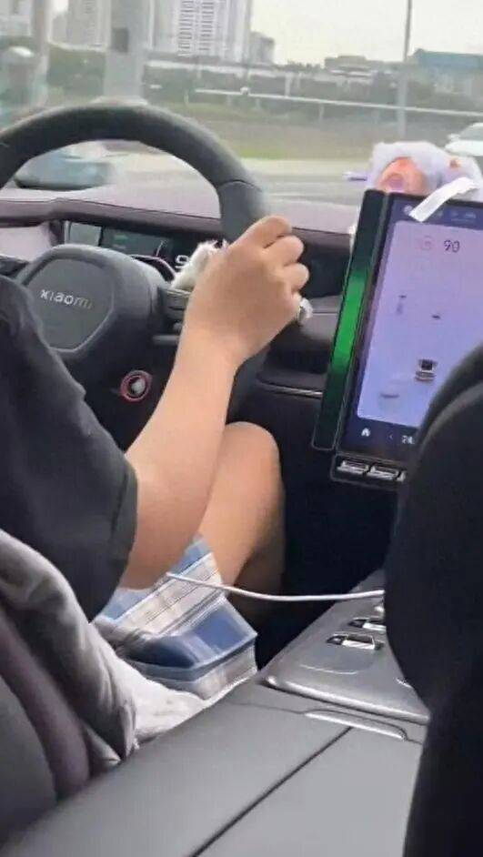 小米汽車市區(qū)飆至?xí)r速120公里，跨雙黃線到對(duì)向車道超車……交警回應(yīng)→:宏鑫機(jī)械設(shè)備有限公司
