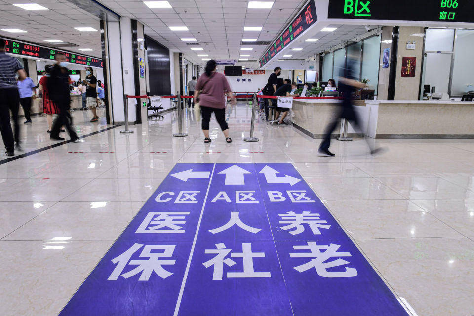 快評丨“一手辦事一手收錢”，編外人員微腐敗為何更“大膽”？:宏鑫機(jī)械設(shè)備有限公司
