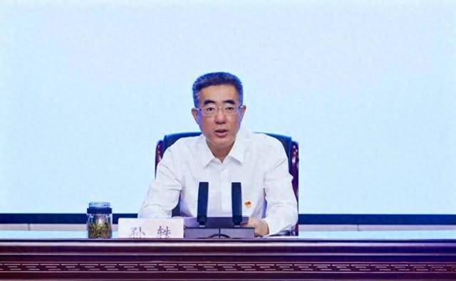 孫軼履新商務(wù)部，此前在江蘇任職:宏鑫機(jī)械設(shè)備有限公司
