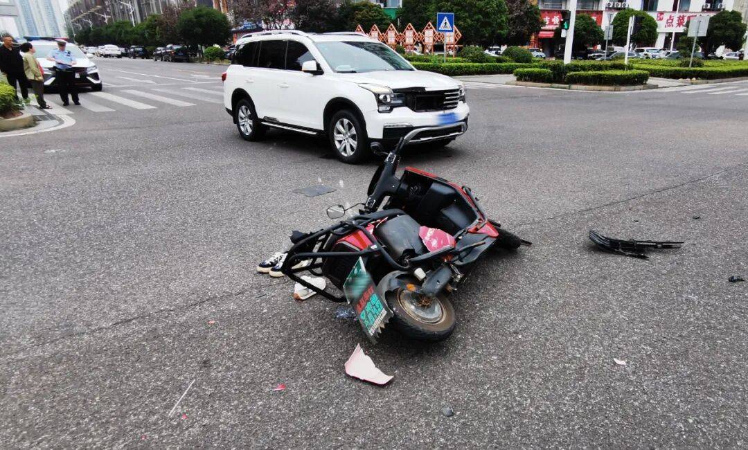 湖南湘潭一女生騎車闖紅燈<strong></p>
<p>宏鑫機械設備有限公司
</strong>，骨折、肝破裂…:宏鑫機械設備有限公司
