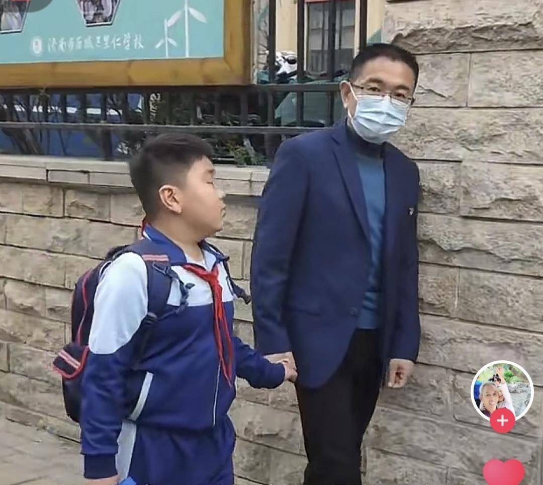 家長追憶54歲病逝的濟(jì)南“雞排校長”：孩子們說他口袋里常備著糖<strong></p>
<p>宏鑫機(jī)械設(shè)備有限公司
</strong>，雨天撐傘在校門口接送學(xué)生:宏鑫機(jī)械設(shè)備有限公司
