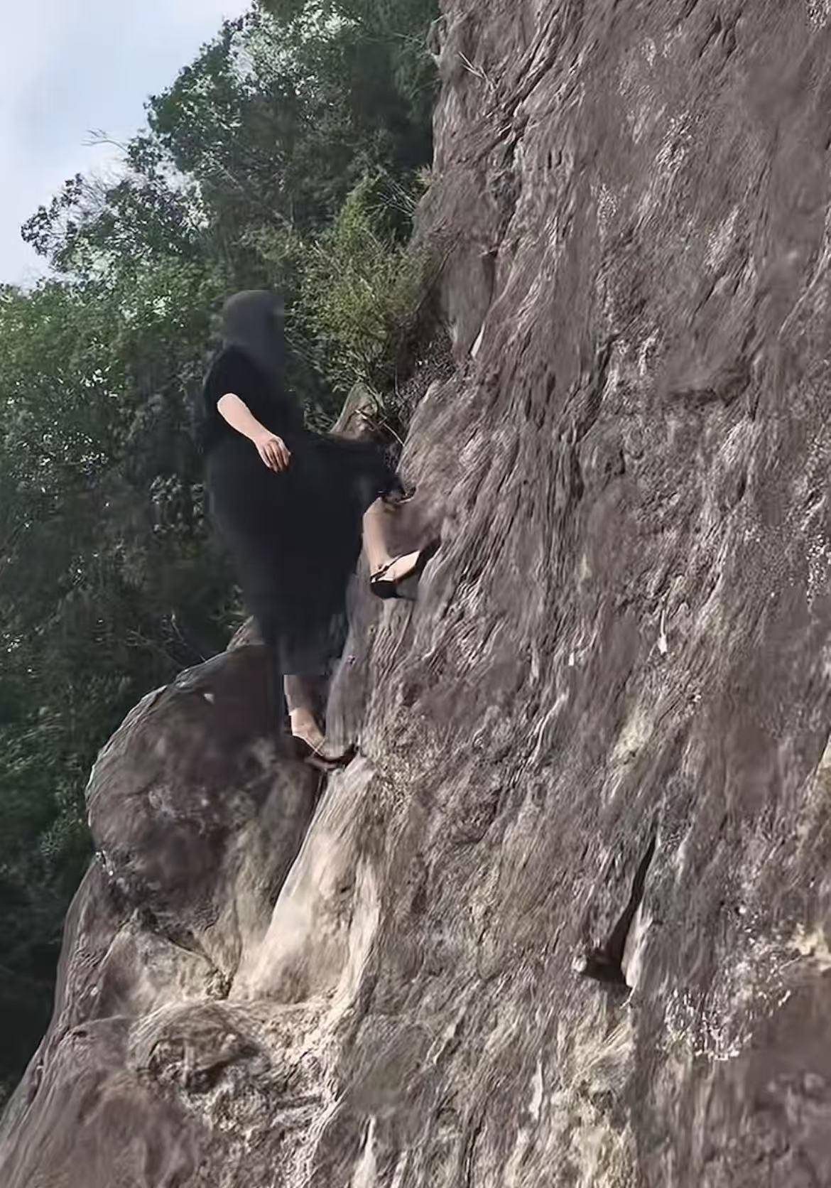 浙江女子穿7厘米高跟鞋“像巖羊一樣”爬山引熱議<strong></p>
<p>宏鑫機(jī)械設(shè)備有限公司
</strong>，博主回應(yīng)：常爬此山，光腳下山:宏鑫機(jī)械設(shè)備有限公司
