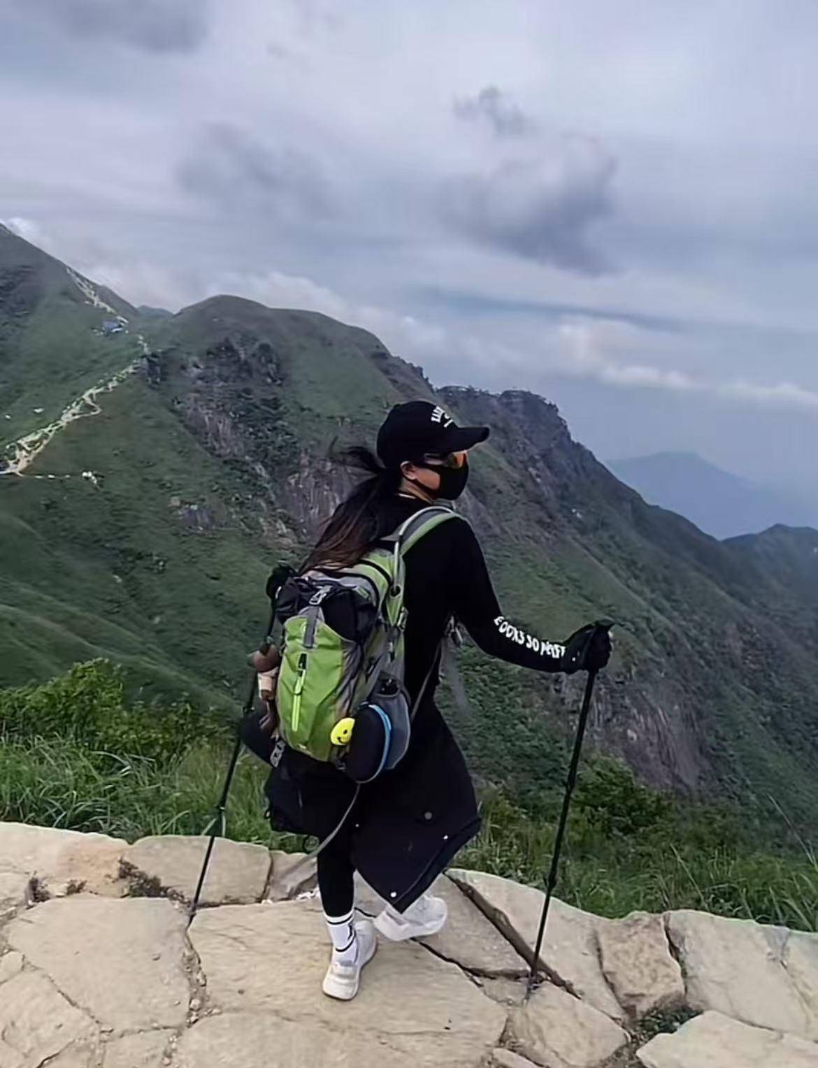 浙江女子穿7厘米高跟鞋“像巖羊一樣”爬山引熱議<strong></p>
<p>宏鑫機(jī)械設(shè)備有限公司
</strong>，博主回應(yīng)：常爬此山，光腳下山:宏鑫機(jī)械設(shè)備有限公司
