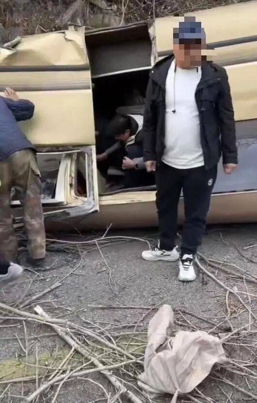 “車頂都沒了”！山西五臺山景區(qū)一面包疑剎車失靈翻扣路面<strong></p>
<p>宏鑫機(jī)械設(shè)備有限公司
</strong>，13名被困者全部獲救，當(dāng)?shù)鼗貞?yīng)：好像是在檢票口追尾，無人員身亡:宏鑫機(jī)械設(shè)備有限公司
