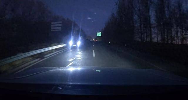 一高速上有SUV開遠(yuǎn)光逆行！當(dāng)?shù)亟痪阂焰i定涉事車輛<strong></p>
<p>宏鑫機(jī)械設(shè)備有限公司
</strong>，將嚴(yán)厲查處:宏鑫機(jī)械設(shè)備有限公司
