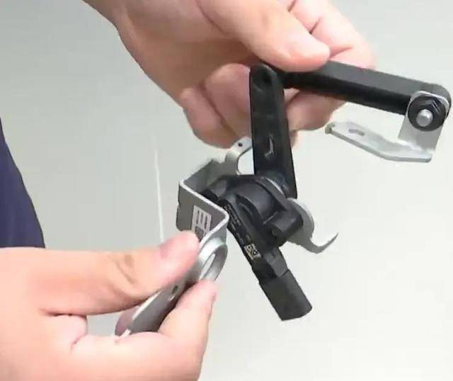 男子花30多萬(wàn)買了輛小米YU7 Pro<strong></p>
<p>宏鑫機(jī)械設(shè)備有限公司
</strong>，主駕下方出現(xiàn)不知名零件！:宏鑫機(jī)械設(shè)備有限公司
