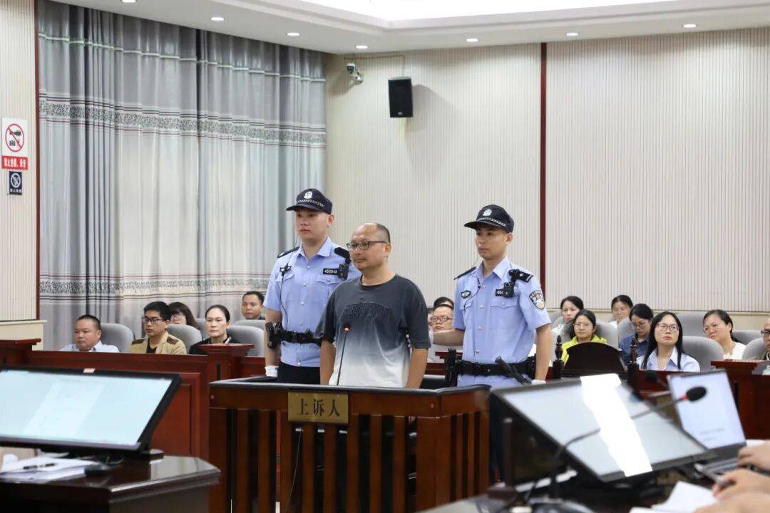 男子殺害兩名7歲孩子！廣西法檢“兩長”公開審理該案<strong></p>
<p>宏鑫機(jī)械設(shè)備有限公司
</strong>，將擇期宣判:宏鑫機(jī)械設(shè)備有限公司
