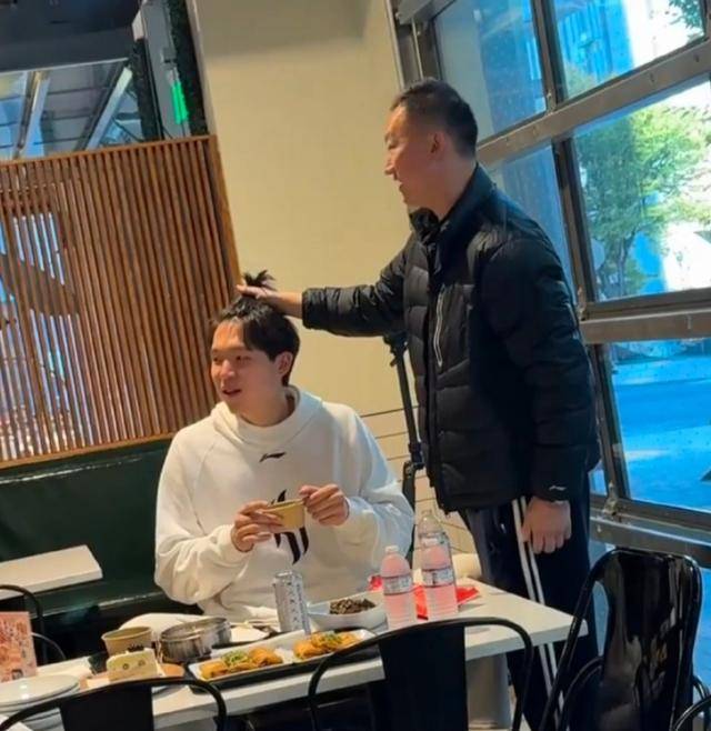 一起來為小楊加油！楊瀚森將代表開拓者出戰(zhàn)NBA常規(guī)賽，首戰(zhàn)面對森林狼對方內線長人林立:宏鑫機械設備有限公司
