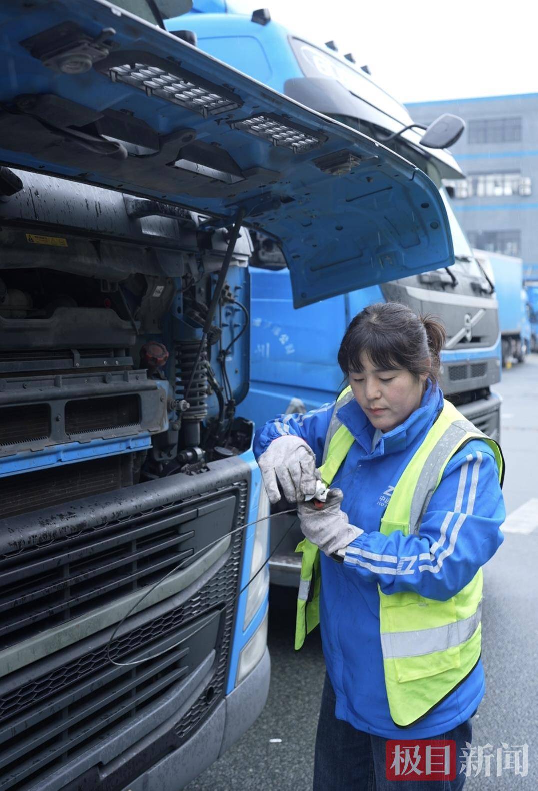 湖北90后姑娘駕馭21米重卡貨車<strong></p>
<p>宏鑫機(jī)械設(shè)備有限公司
</strong>，3年多行駛里程相當(dāng)于繞地球約10圈，始終保持零事故:宏鑫機(jī)械設(shè)備有限公司
